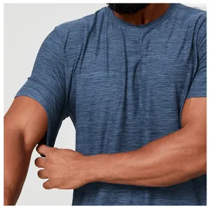 Nahaufnahme eines blauen, schnelltrocknenden Sport-T-Shirts mit hoher Elastizität