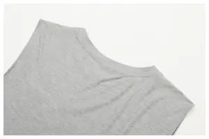 Detailansicht des Ausschnitts und atmungsaktiven grauen Melange-Stoffs des Sport-Tops.