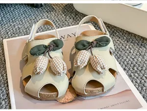 Detailansicht von Kleinkindsandalen mit dekorativer Tulpe und hohlem Design