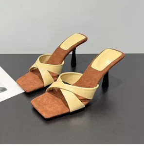 Mules elegantes de estilo francés con tacón alto, tiras cruzadas y punta cuadrada