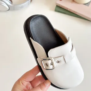 Weiße Kinderclogs im britischen Stil mit Silberschnalle für den Sommer, schwarze Sohle