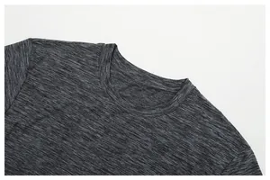 Detailansicht des Rundhalsausschnitts eines grau melierten schnelltrocknenden Sport-T-Shirts.