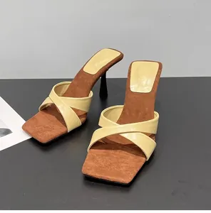 Elegantes mulas de tacón alto de estilo francés con tiras cruzadas y punta cuadrada moderna.