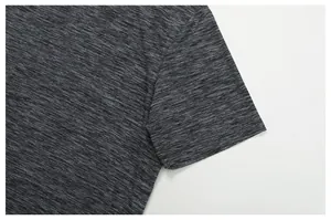 Nahaufnahme der graumelierten Stoffstruktur und der Nähte eines schnelltrocknenden Herren-T-Shirts