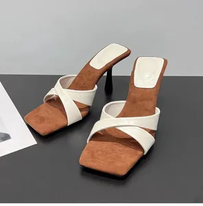 Vista detallada de elegantes sandalias de tacón con correas cruzadas y punta cuadrada