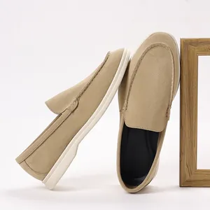 Detailweergave van de khaki heren loafers met suède textuur en witte rubberen zool