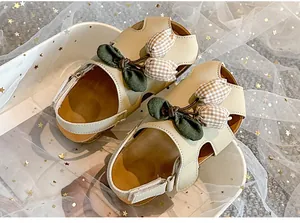 Detailansicht beige Kleinkind-Sandalen für Mädchen mit hübschen karierten Tulpendekoren.