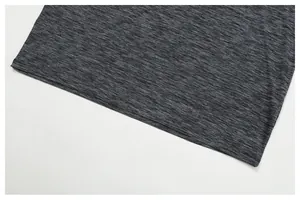 Makro-Detail des dunkelgrauen melierten, feuchtigkeitstransportierenden Sport-T-Shirt-Saums