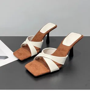 Elegantes sandalias de tacón alto retro francesas con detalles de gamuza marrón suave