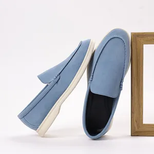 Detailweergave van lichtblauwe retro casual herenloafers met houten lijstdecoratie