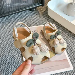 Beige Sandalen für Mädchen mit hübscher Tulpen-Deko und weicher Sohle für den Sommer