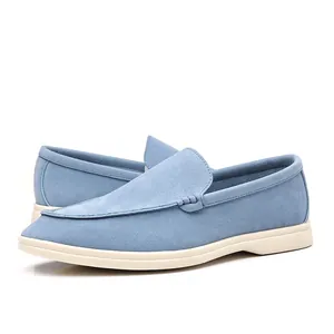 Lichtblauwe heren loafers van suède in Britse stijl met een comfortabele witte zool.