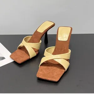 Mulas de tacón de aguja con correas cruzadas de estilo francés y plantilla de gamuza marrón