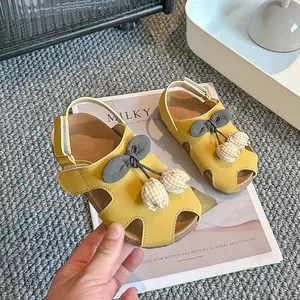 Niedliche gelbe Kleinkinder Sandalen mit Tulpendekor und hohlem Design für Mädchen