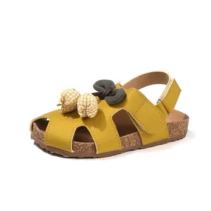 Gelbe geschlossene Sandalen für Mädchen mit Tulpendekor und weicher Sohle für Kleinkinder
