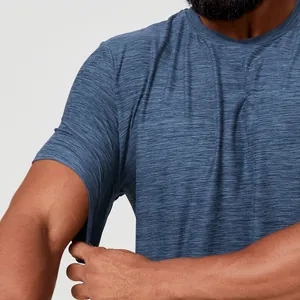 Gros plan du t-shirt de sport bleu chiné pour hommes montrant la texture du tissu