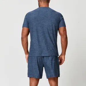 Ensemble t-shirt et short de sport bleu pour hommes à séchage rapide, vue arrière sur modèle