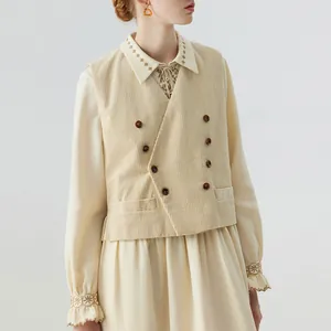 Hochwertige braune Harzknöpfe an einer beigen Cordweste im Vintage-Stil für Damen