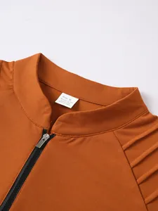 Κοντινό πλάνο πορτοκαλί αθλητικού T-shirt με φερμουάρ και κάθετες ραβδώσεις για άνδρες