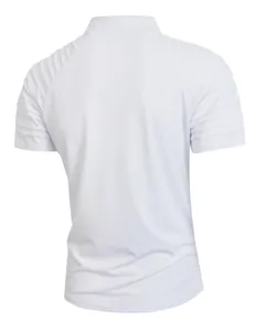 Πίσω όψη λευκού ανδρικού αθλητικού t-shirt με μοναδικές ανάγλυφες λεπτομέρειες ώμων