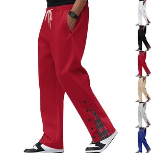 Dettaglio dei pantaloni sportivi pesanti da uomo con bottoni a pressione laterali e quadri.
