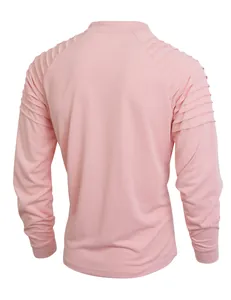 Vue arrière d'un t-shirt de sport rose pour homme avec détails plissés aux épaules