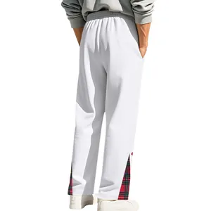 Vista posteriore di pantaloni bianchi da uomo con inserti scozzesi rossi e verdi sul fondo
