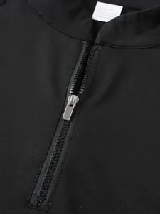 Gros plan détaillé du col zippé et de l'étiquette d'un t-shirt à manches longues noir pour homme