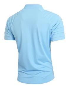 Πίσω όψη γαλάζιου αθλητικού T-shirt με πλισέ λεπτομέρειες στους ώμους