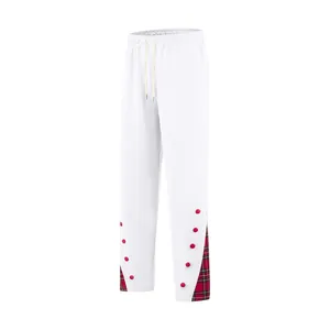 Pantaloni sportivi bianchi da uomo con inserti a quadri rossi e bottoni.