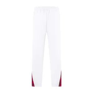 Dettaglio dei pantaloni sportivi bianchi da uomo con inserti in plaid rosso sul fondo