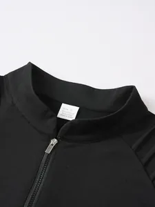 Détail d'un t-shirt de sport noir pour homme montrant la fermeture éclair et l'étiquette