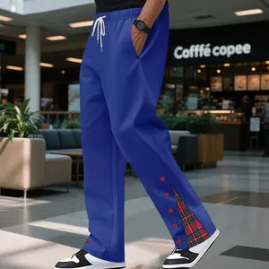 Vista laterale dettagliata dei pantaloni blu da uomo con spacco scozzese e bottoni