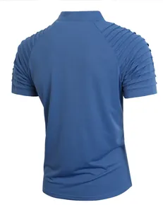 Πίσω όψη ανδρικού μπλε αθλητικού t-shirt με μοναδικές πλισέ λεπτομέρειες στα μανίκια