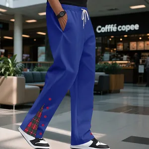 Dettaglio ravvicinato dei pantaloni sportivi blu uomo con bottoni rossi e quadri