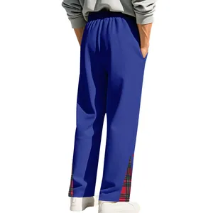 Vista posteriore dettagliata di pantaloni sportivi blu da uomo con patchwork a quadri