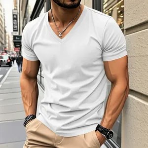 Vue détaillée d'un t-shirt blanc sport pour homme à col en V dans une scène de rue