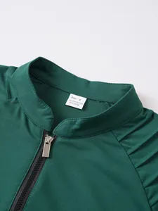 Gros plan d'un t-shirt de sport vert pour homme avec col zippé et texture côtelée