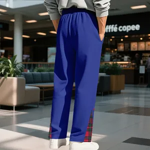 Vista posteriore dettagliata dei pantaloni sportivi blu uomo con bordo a scacchi