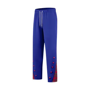 Dettaglio dei pantaloni sportivi blu da uomo con bottoni rossi e inserti scozzesi