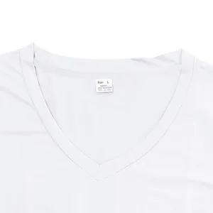 Détail de l'encolure en V et de l'étiquette de taille intérieure pour t-shirt blanc