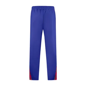 Dettaglio dei pantaloni sportivi blu da uomo con patchwork a quadri rossi sul fondo.