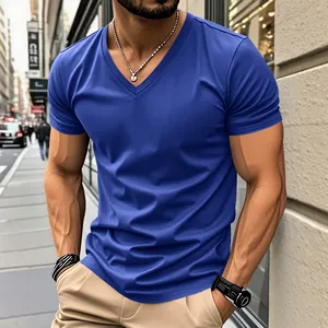 Détail d'un t-shirt homme bleu vif à col en V, respirant et idéal pour le sport d'été