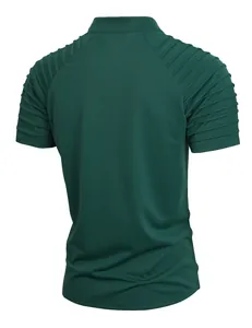 Πίσω όψη ανδρικού αθλητικού T-shirt σε σκούρο πράσινο με πλισέ ώμους και γιακά.