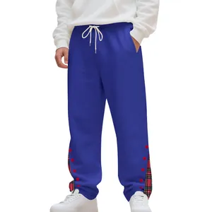 Dettaglio dei pantaloni sportivi blu da uomo con orlo scozzese e bottoni decorativi
