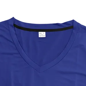 Vue détaillée du col en V d'un t-shirt de sport bleu évacuant l'humidité pour homme