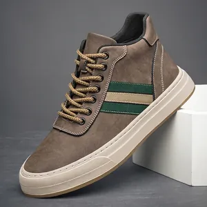 Bruine heren sneakers van leer met verborgen 6cm verhoging en gestreept detail