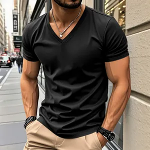 Vue détaillée d'un t-shirt noir à col en V pour homme, avec une coupe athlétique.