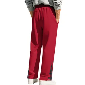 Pantaloni sportivi rossi pesanti da uomo con dettaglio scozzese sull'orlo, vista posteriore.