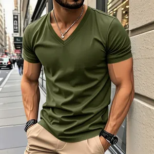 Vue détaillée du t-shirt de sport à col en V vert olive montrant une coupe athlétique.